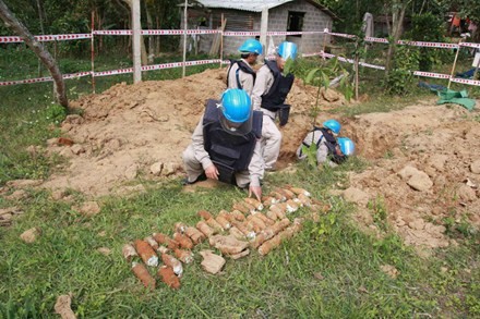 Phát hiện 2 hầm bom còn nguyên ngòi nổ Phát hiện 2 hầm bom còn nguyên ngòi nổ