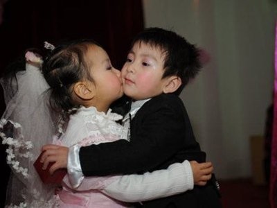 Hơn 100 học sinh mẫu giáo làm đám cưới "Đôi vợ chồng trẻ" hôn nhau sau khi hoàn tất thủ tục hôn lễ