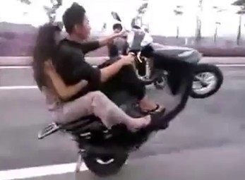 'Nổi da gà' với đôi nam nữ bốc đầu xe máy 'Nổi da gà' với đôi nam nữ bốc đầu xe máy