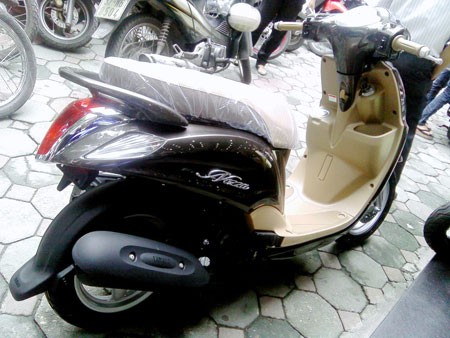 'Soán ngôi' Honda, Yamaha Nozza 'đội' giá hơn 5 triệu đồng Chiếc Nozza màu nâu "nóng hổi" vừa được đưa về từ nhà máy của đại lý Hồng Hạnh. Ảnh: Minh Tùng