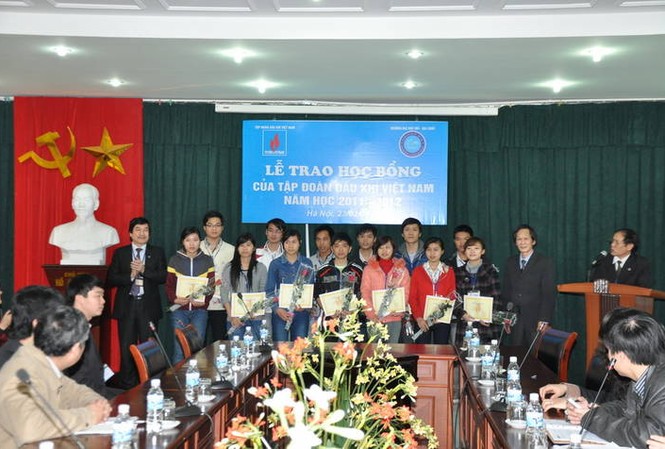 ĐH Mỏ địa chất trao học bổng dầu khí cho sinh viên xuất sắc Những sinh viên xuất sắc của Đại học Mỏ- Địa chất nhận học bổng năm 2011-2012