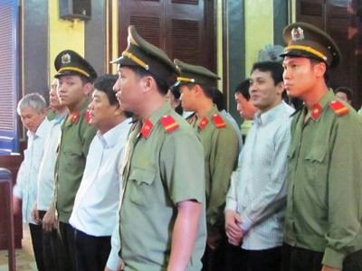 ‘Quan huyện’ và nữ đại gia trước vành móng ngựa ‘Quan huyện’ và nữ đại gia trước vành móng ngựa