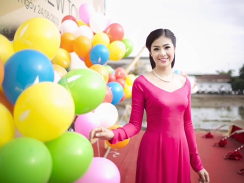 Ngọc Hân mặc áo dài hồng rực đi làm từ thiện Ngọc Hân mặc áo dài hồng rực đi làm từ thiện