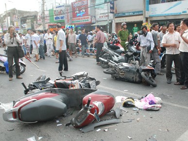 Ô tô đâm 12 xe máy, hơn chục người thương vong Ô tô đâm 12 xe máy, hơn chục người thương vong