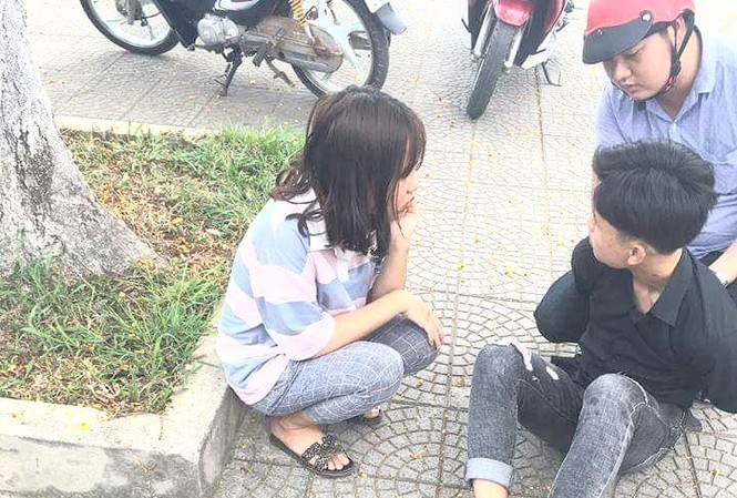 Vượt đèn đỏ bị nhắc nhở, thiếu niên 16 tuổi rút dao đâm gục người đi đường Lê Văn Hoài (áo đen) sau khi đâm anh Lan đã bị người dân khống chế