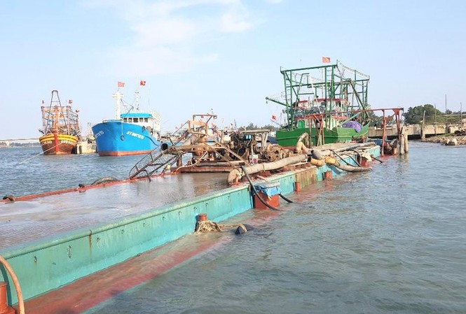 Tàu sắt hút trộm hơn 100m3 cát trên sông Thạch Hãn Tàu sắt biển kiểm soát NĐ-3127 khai thác cát trái phép.
