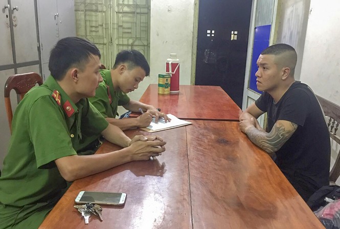 Phát hiện nhóm đối tượng hoạt động tín dụng đen từ Hà Nội vào Quảng Trị Công an Cam Lộ lấy lời khai một đối tượng trong đường dây cho vay nặng lãi từ thị xã Sơn Tây, Hà Nội vào. Ảnh: Khôi Tuấn