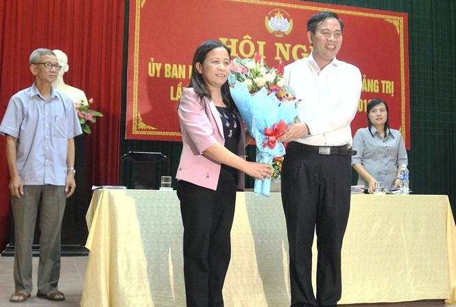 Trưởng ban Dân vận Tỉnh ủy giữ chức Chủ tịch Ủy ban MTTQVN Phó Bí thư Thường trực Tỉnh ủy Nguyễn Đăng Quang tặng hoa chúc mừng Trưởng Ban Dân vận Tỉnh ủy Lê Thị Lan Hương được hội nghị hiệp thương cử giữ chức Chủ tịch Ủy ban MTTQVN tỉnh khóa XI, nhiệm kỳ 2014-2019.