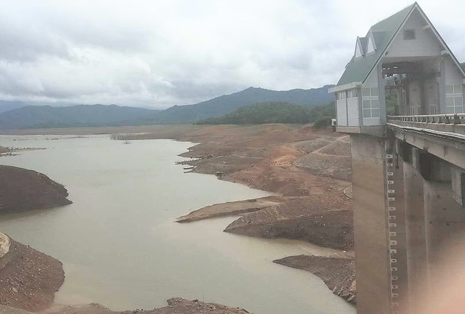Thủy điện lớn nhất tỉnh Quảng Trị ngừng phát điện vì kiệt nước Hồ Rào Quán xuống mực nước chết buộc Cty Thủy điện Quảng Trị phải ngừng phát điện.
