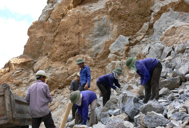 Ba công nhân bị đá đè thương vong tại Quảng Trị Ba công nhân bị đá đè thương vong tại Quảng Trị