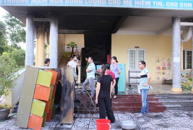 Cháy trường mầm non, các cô giáo sơ tán an toàn 118 trẻ Hiện trường vụ cháy trường Mầm non Đông Lương chiều 7/9.