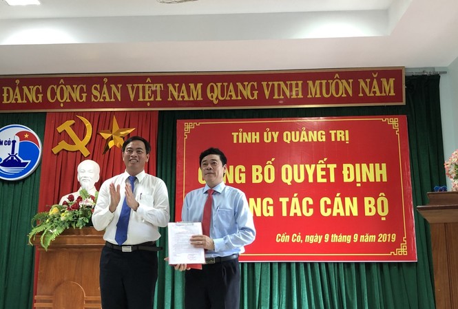 Quảng Trị: Đảo Cồn Cỏ có tân Bí thư Huyện ủy Phó Bí thư Thường trực Tinh ủy Quảng Trị Nguyễn Đăng Quang chúc mừng tân Bí thư Huyện đảo Cồn Cỏ Võ Viết Cường (phải).