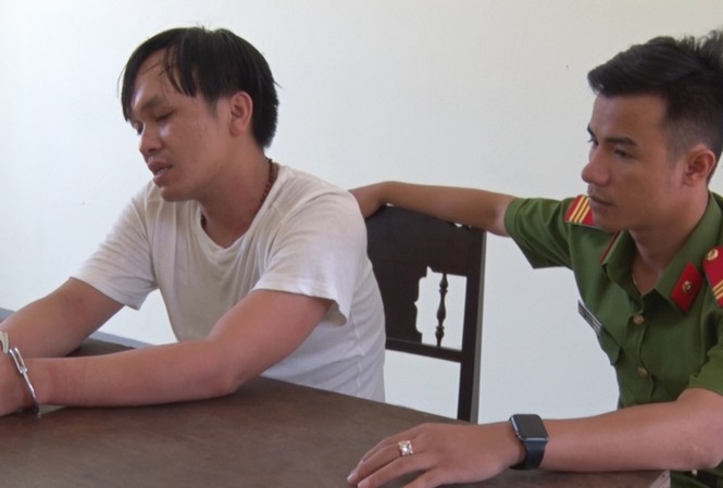 Khởi tố tài xế dương tính với ma túy, lao xe vào cảnh sát giao thông Tài xế Nguyễn Anh Hùng (trái) tại Cơ quan Công an.