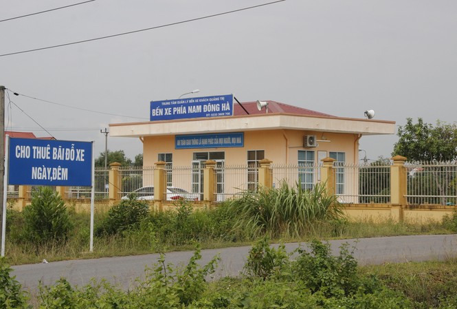 Cận cảnh bến xe bạc tỷ không một bóng người, bóng xe Cận cảnh bến xe bạc tỷ không một bóng người, bóng xe