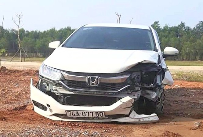 Phó giám đốc bệnh viện lái xe bỏ trốn sau khi tông 2 chị em nguy kịch Chiếc xe ôtô 74A-077.80 bị hư hỏng phần đầu sau khi gây tai nạn rồi bỏ trốn