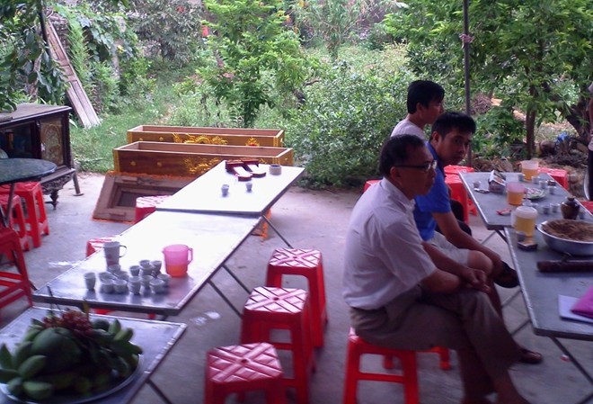 Hai anh em ruột ngã xuống ao chết đuối Gia đình tổ chức lễ an táng cho hai cháu. Ảnh: Zing