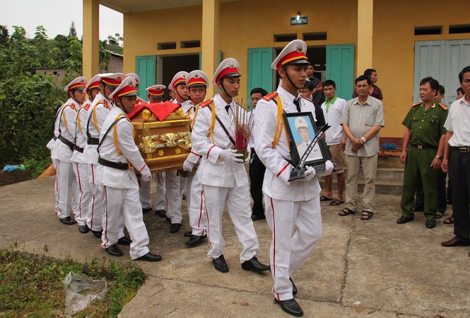 Đấu súng vây bắt tội phạm ma túy, một công an hy sinh Đồng đội đưa đồng chí Lường Phát Chiêm về với gia đình.