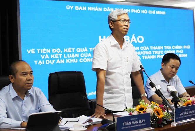 TPHCM họp báo về dự án Khu Công nghệ cao Ông Võ Văn Hoan (giữa) và ông Trần Văn Bảy (trái) cùng ông Từ Lương, giám đốc Trung tâm báo chí TPHCM chủ trì cuộc họp báo
