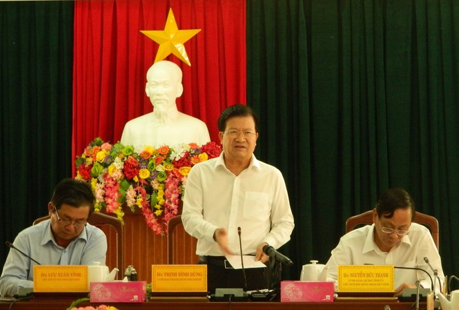 Phó Thủ tướng Trịnh Đình Dũng: ‘Sao cái gì cũng đẩy qua Quốc hội?' Phó Thủ tướng Trịnh Đình Dũng làm việc với lãnh đạo tỉnh Ninh Thuận ngày 17/10