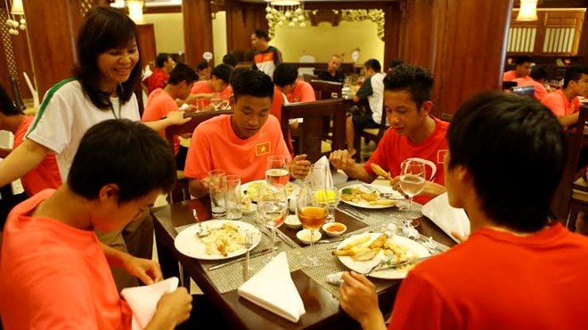 Cầu thủ U19 Việt Nam ăn gì hết 3 triệu đồng/ngày? Thực đơn của các cầu thủ U19 Việt Nam được chuyên gia dinh dưỡng xem xét kỹ càng. Ảnh: Tùng Lê.