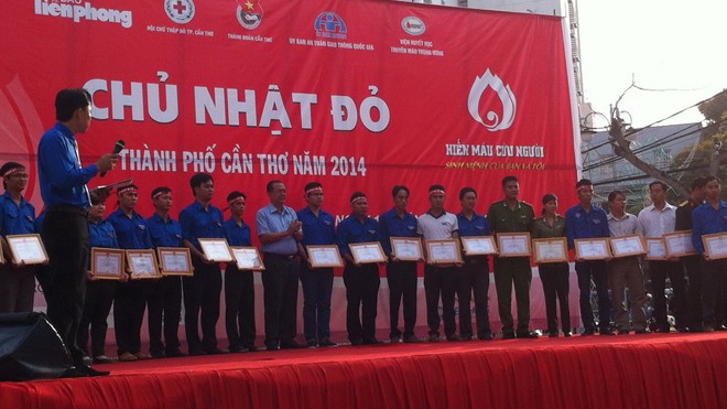 Rất đông chiến sỹ công an hiến máu Nhiều điển hình hiến máu nhân đạo được tuyên dương là chiến sỹ Công an TP Cần Thơ