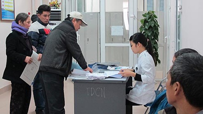 “Nhịn” chữa bệnh chờ BHYT Với những bệnh không nguy hiểm đến tính mạng, nhiều người đành hoãn chữa trị để đợi thẻ BHYT