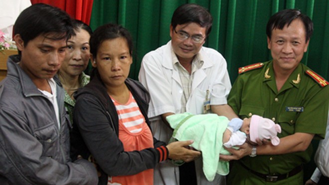 Bắt cóc bé trai sơ sinh để ép người tình cưới Công an quận 7 trao bé trai cho gia đình chị Tâm tại Bệnh viện quận 7