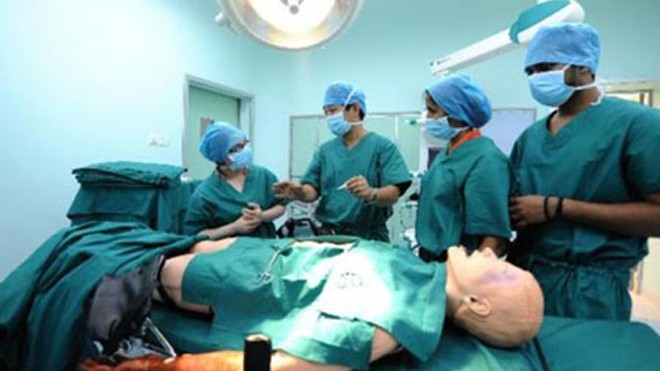 Khi bác sĩ… thất nghiệp Giờ học phẫu thuật trên mô hình của sinh viên y khoa