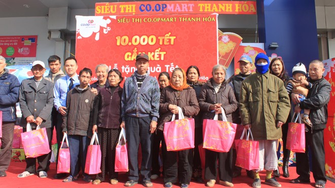 Trao quà cho người nghèo và bệnh nhân điều trị tại bệnh viện Trao quà cho người nghèo và bệnh nhân điều trị tại bệnh viện