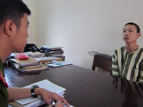 Băng côn đồ nhìn ai 'ngứa mắt' là... chém Đối tượng Nguyễn Đình Nhật (ngụ huyện Tuy Phước, tỉnh Bình Định) tại cơ quan công an Ảnh: Anh Tú