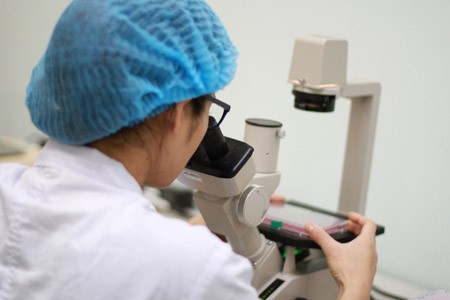 Nữ tiến sĩ 16 năm “ôm” virus Kiểm định chất lượng vaccine tại Trung tâm Nghiên cứu sản xuất vaccine và sinh phẩm y tế.