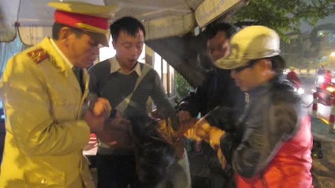 Giải cứu thiếu nữ mang thai đòi nhảy cầu tự tử Thiếu nữ gào thét ở chốt CSGT, liên tục đòi lao ra đường