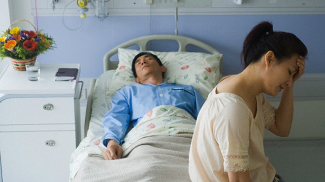 Có nên trốn chạy khỏi người chồng sống thực vật sau trăng mật? Buổi tối mẹ chồng khóa cửa nhốt tôi ngủ với chồng. Một là để chăm non chồng tôi lúc đêm khuya và hai là giữ tôi không bỏ đi. Đấy mà là sống ư? (Ảnh minh họa)
