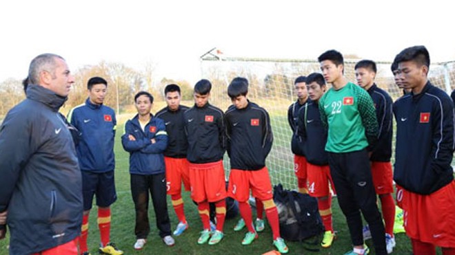 U19 Việt Nam tính chuyện bổ sung nhân sự Sau chuyến tập huấn châu Âu, HLV Guillaume sẽ bổ sung một số vị trí trong đội hình U19 Việt Nam.