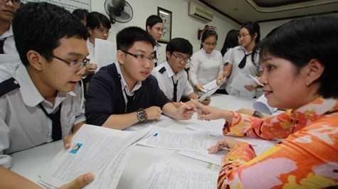 Nhiều trường không nhận hồ sơ qua bưu điện Thí sinh nộp hồ sơ đăng ký dự thi đại học