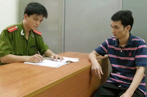 Ra phường đăng ký kết hôn, bị bắt theo lệnh truy nã Đối tượng Hùng tại cơ quan công an