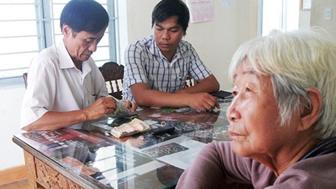 Cụ bà 80 tuổi ôm 50 triệu đồng đi lạc gần ngàn cây số Công an xã Bình Tú đã bàn giao cụ Sáu cùng số tài sản lại cho người nhà vào sáng 23/4.