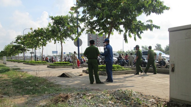 Kinh hãi phát hiện nam thanh niên nằm chết trên đại lộ Hiện trường vụ việc.