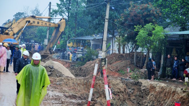 Ném gạch đá vào công an, 5 phụ nữ bị khởi tố Cơ quan chức năng làm công tác bảo vệ thi công mở rộng QL1A đoạn qua huyện Cẩm Xuyên vào hồi tháng 3. Ảnh: Cẩm Kỳ