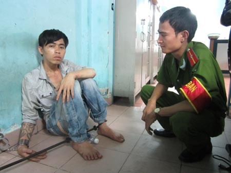 Ngáo đá, truy sát bà nội và hai em họ Ngô Quốc Huy tại cơ quan Công an.