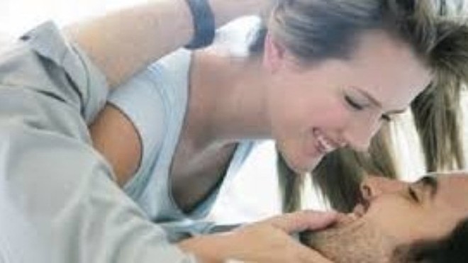 Hai việc quý ông không nên làm sau khi ân ái Trong suốt quá trình “yêu”, toàn bộ hệ thống tuần hoàn máu trong cơ thể của nam giới sẽ bị đẩy nhanh, huyết áp tăng cao, tim đập nhanh, da chuyển đỏ, lỗ chân lông, tuyến mồ hôi mở rộng.
Vì vậy, không ít người sau khi hoàn thành “chuyện ấy” đều cảm thấy n