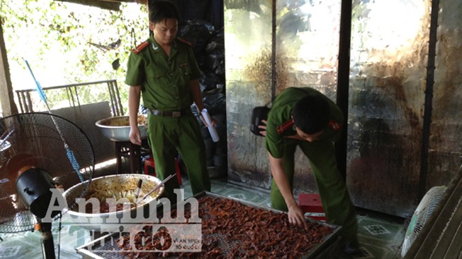 Tẩm hóa chất biến thịt lợn thành... bò khô Sản phẩm bò khô làm bằng thị heo và phẩm màu tại công ty Thuận Thành An