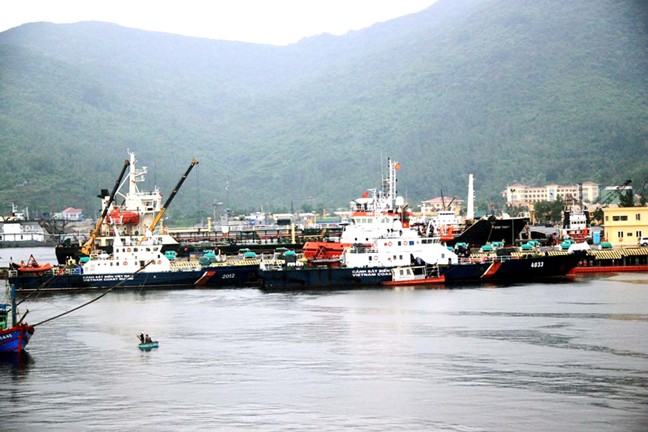 Khẩn trương sửa 2 tàu Việt Nam bị Trung Quốc đâm Tàu cảnh sát biển Việt Nam đang được sửa chữa tại Đà Nẵng