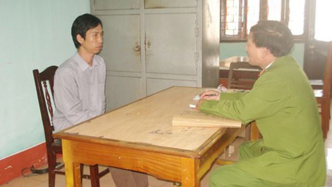 Một cảnh sát bị chém trọng thương khi ngăn cuộc huyết chiến Đối tượng Trần Văn Ninh tại cơ quan điều tra. Ảnh: Công an Thanh Hóa