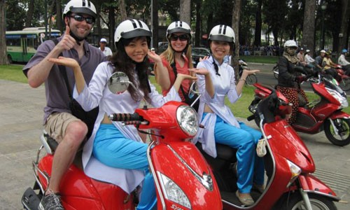 Việt kiều Mỹ kinh doanh xe ôm áo dài ở Sài Gòn Mỗi tháng XO Tours hướng dẫn cho 800-900 khách nước ngoài. Ảnh: VnExpress