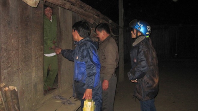 Nửa đêm đi “kéo” học trò đến lớp Thầy Phạm Quốc Tuấn cùng đồng nghiệp vào nhà trưởng thôn để cùng đi vận động em Nhuốc đến trường.