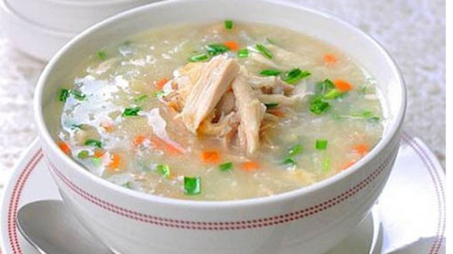 Món ăn cho người bị động thai Cháo gà gạo nếp thích hợp với phụ nữ bị động thai .
