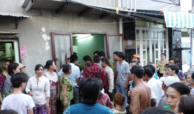 Hai cô gái treo cổ chết trên cùng một sợi dây Rất đông người dân tập trung trước ngôi nhà xảy ra vụ việc.