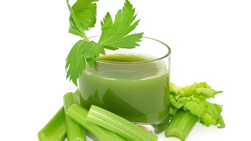 5 công dụng tuyệt vời của nước ép cần tây Nước ép cần tây có nhiều lợi ích cho sức khỏe không kém gì rau cần tây.