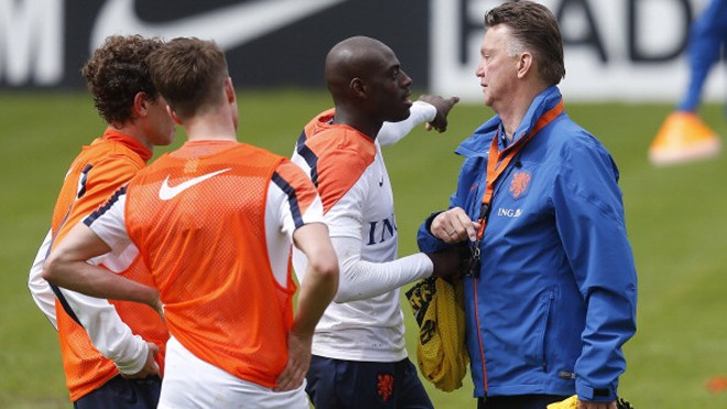 Thầy trò Van Gaal giả vờ sống hòa thuận Thầy trò Van Gaal giả vờ sống hòa thuận